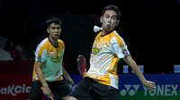 Pebulu tangkis ganda putra Indonesia, Moh Reza Pahlevi gagal mengembalikan bola smes saat menghadapi pasangan Malaysia, Man Wei Chong/Kai Wun Tee pada laga semifinal turnamen bulu tangkis Indonesia Open 2024 di Istora Senayan, Jakarta, Sabtu (8/6/2024). Sabar Karyaman/Moh Reza Pahlevi kalah dua game langsung 27-29, 13-21. (Bola.com/Syahkist Afi Daib)