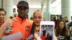 Bintang sepakbola Jackson Martinez saat berpose dengan para fans di bandara, Guangzhou, Cina, (17/2). Liga Super China (CSL) mulai berbenah menjadi kompetisi terbaik di dunia. (REUTERS / Stringer)