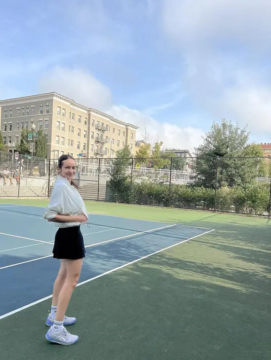 Sejak di Amerika, Enzy Storia makin terlihat rajin berolahraga. Ia pun kenakan beberapa set baju olahraga yang trendy [@enzystoria]