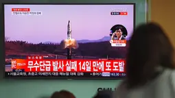 Layar televisi menyiarkan berita terkait Korea Utara yang menembakkan rudal ke arah Laut Jepang, di stasiun kereta Seoul, Selasa (5/4). Tembakan dilancarkan jelang pertemuan antara Presiden AS Donald Trump dan Presiden China Xi Jinping. (JUNG Yeon-Je/AFP)