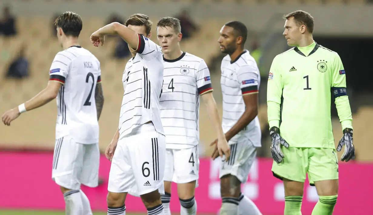 Para pemain Jerman tampak lesu usai ditaklukkan Spanyol pada laga UEFA Nations League di di Estadio Olimpico de Sevilla, Rabu (18/11/2020). Spanyol menang dengan skor 6-0. (AP/Miguel Morenatti)