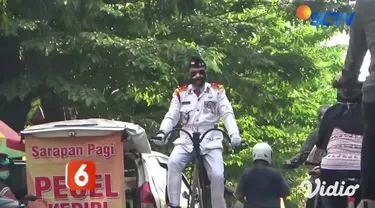 Sepeda Penny Farthing asal Inggris yang berusia satu abad yakni rakitan 1870, sejumlah warga yang sedang berolahraga pagi di depan museum Mpu Tantular Sidoarjo terpikat untuk foto bersama sepeda klasik.