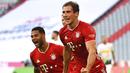 Pemain Bayern Munchen, Leon Goretzka, melakukan selebrasi usai membobol gawang Borussia Moenchengladbach pada laga Bundesliga di Allianz Arena, Minggu (14/6/2020). Bayern Munchen menang 2-1 atas Borussia Moenchengladbach. (AP/Matthias Balk)