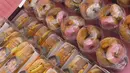 Park Bo Gum mendapat banyak sekali snack-snack dri hot dog, donut hingga buah-buahan segar yang bisa diolah menjadi jus. (Foto: Instagram/ bogummy)