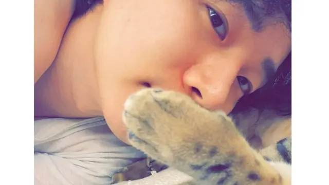 Lee Junho bersama kucing peliharaan (Instagram @lee2jh)