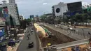 Alat berat dioperasikan untuk mengerjakan pembangunan proyek underpass Mampang-Kuningan, Jakarta, Senin (29/1). Proyek terowongan ini molor disebabkan adanya instalasi kabel PT PGN dan Palyja yang belum bisa dipindahkan. (Liputan6.com/Immanuel Antonius)