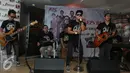Aksi grup band Repvblik saat peluncuran album kedua di kawasan Tugu Tani, Jakarta, Rabu (7/9). Album kedua Repvblik bertajuk 'Aku Tetap Cinta' dengan memuat 13 lagu.(Liputan6.com/Herman Zakharia)