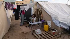 Warga Palestina yang mengungsi akibat pemboman Israel di Jalur Gaza duduk di tenda kamp yang disediakan UNDP di Khan Younis, Kamis (19/10/2023). (AP Photo/Fatima Shbair)