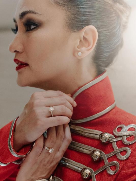 Sejumlah selebritas menyanjung penampilan Atiqah Hasiholan. “Mbak Dini top!” cetus Chicco Jerikho. Sementara Angga Dwimas Sasongko mengirim emotikon kobaran api. Luna Maya histeris merespons foto Atiqah Hasiholan yang diunggah pengarah gaya Hagai Pakan, pada 20 Agustus 2022. “Kereeen bangeeeet!” seru Luna Maya di kolom komentar. (Foto: Dok. Instagram @atiqahhasiholan).