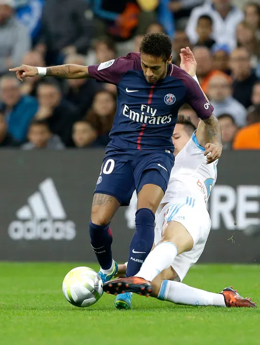 Pemain Paris Saint-Germain, Neymar berebut bola dengan pemain Olympique Marseille, Florian Thauvin pada Liga Prancis (Ligue 1) di Stadion Velodrome, Minggu (22/10). PSG ditahan Olympique Marseille 2-2 . (AP/Claude Paris)