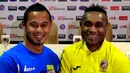 Kapten Persib Bandunh Atep (kiri) bersama Kapten Sriwijaya FC Titus Bonai berjabat tangan usai membahas keberlangsungan pertandingan Piala Presiden, Jakarta, Sabtu (17/10/2015). (Liputan6.com/Yoppy Renato)
