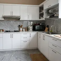 Kombinasi Warna Lantai, Kitchen Set, dan Backsplash yang Harmonis. (AI Generated)
