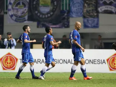 Pemain Persib Bandung, Sergio Van Dijk (2kanan) merayakan golnya ke gawang PS TNI di Stadion Pakansari, Bogor, Minggu (21/8/2016). (Bola.com/Nicklas Hanoatubun)