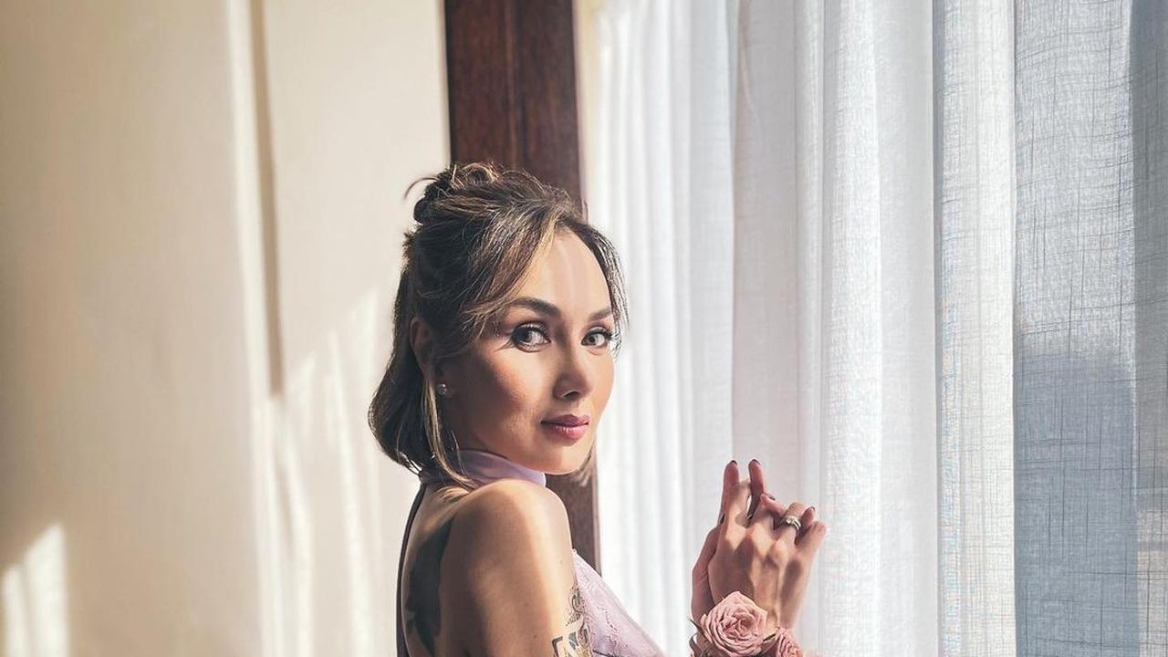 6 Gaya Sara Wijayanto Setia Dampingi Sang Adik Adinia Wirasti di Acara Nikahan