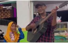 Viral Momen Pria Beri Sejumlah Uang dan Ajak Makan Bapak dan Anak Pengamen, Aksinya Tuai Pujian