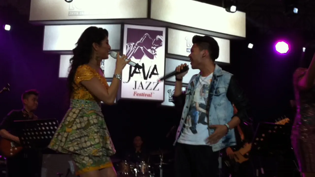 Deasy Natalina Duet Mesra Bareng Ilham SMASH di Java Jazz Festival 2014