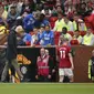 Rasmus Hojlund meninggalkan lapangan saat Manajer Manchester United Erik ten hag tertunduk dalam pertandingan Liga Inggris melawan Brighton &amp; Hove Albion di Stadion Old Trafford, Sabtu, 16 September 2023. MU kalah 1-3 dari Brighton. (AP Photo/Dave Thompson)