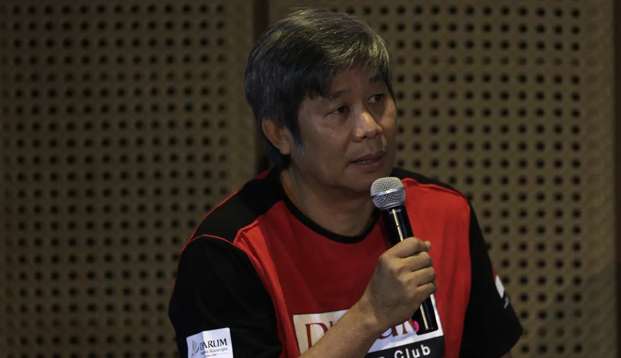 Pelatih bulutangkis ganda putra Indonesia, Herry Iman Piergandi, saat konferensi pers pemberian apresiasi Drarum Foundation untuk Ahsan di Galeri Indonesia Kaya, Jakarta, Rabu (4/9). Djarum Foundation beri bonus Rp 550 juta untuk Ahsan. (Bola.com/Yoppy Renato)