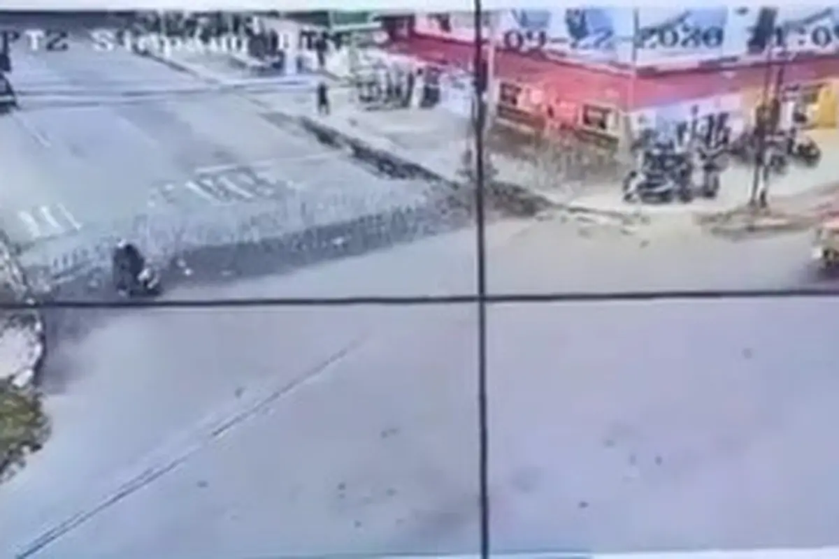 Seperti dilansir akun Instagram @agoez_bandz4, Rabu (14/10/2020), terlihat satu ruas jalan di perempatan ditutup pihak kepolisian dengan menggunakan pagar berduri.