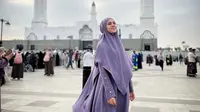 gaya fesyen hijab Nycta Gina saat umrah. (Dok: Instagram @missnyctagina)
