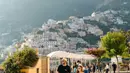 Jalan-jalan bareng sang kekasih di Positano, Amalfi Coast, Italy, Wulan Guritno tampil simple mengenakan silk dress putih dipadukan cardigan pink.  @wulanguritno.