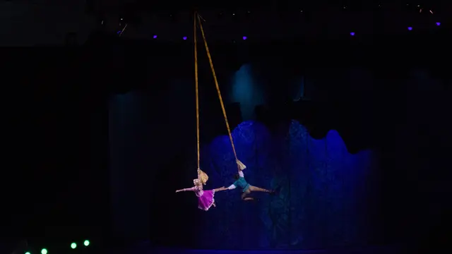 Aksi Rapunzel di Disney On Ice