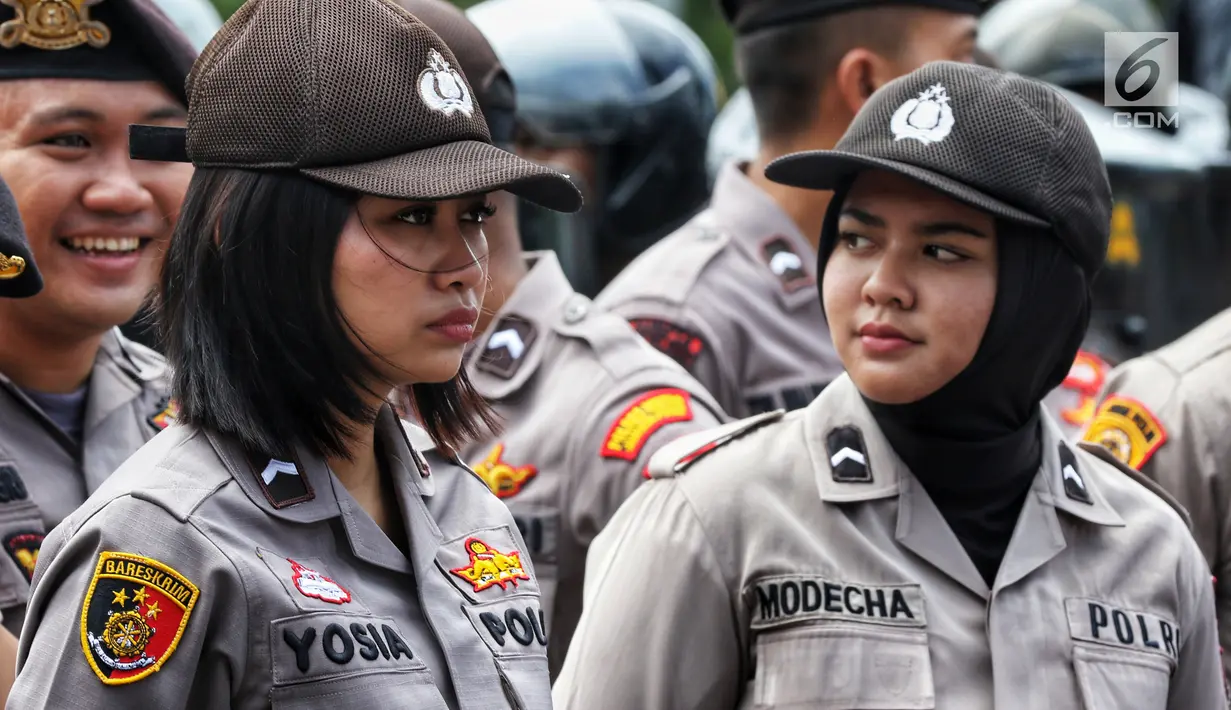 Polisi wanita (polwan) diturunkan untuk mengamankan peringatan Hari Buruh 2019 di kawasan Bundaran HI, Jakarta, Rabu (1/5/2019). Aparat kepolisian menutup Jalan Sudirman, Jakarta Pusat arah Bundaran Hotel Indonesia (HI) atau sebelum Halte Transjakarta Tosari. (Liputan6.com/Johan Tallo)