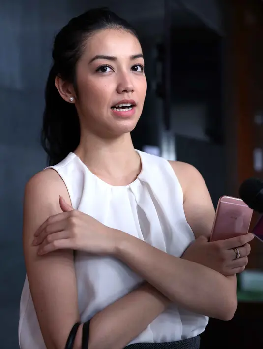 Velove mengaku akan tetap menyuarakan hak-hak ayahnya. "Aku takut kalau dilakukan bertentangan sama penguasa, something happen to me. Aku akan speak up, aku enggak takut, akan ngomong," tegasnya. (Nurwahyunan/Bintang.com)