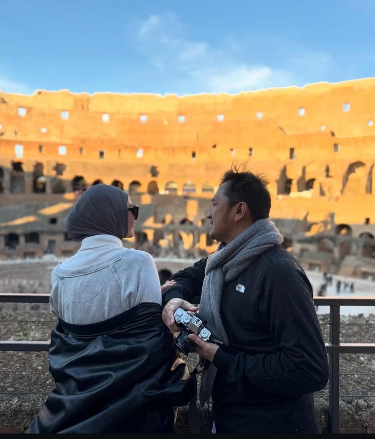 Potret Keluarga Hanung Bramantyo dan Zaskia Adya Mecca Liburan ke Italia, Berkunjung ke Colosseum hingga Salat Jumat di Kota Katolik Roma