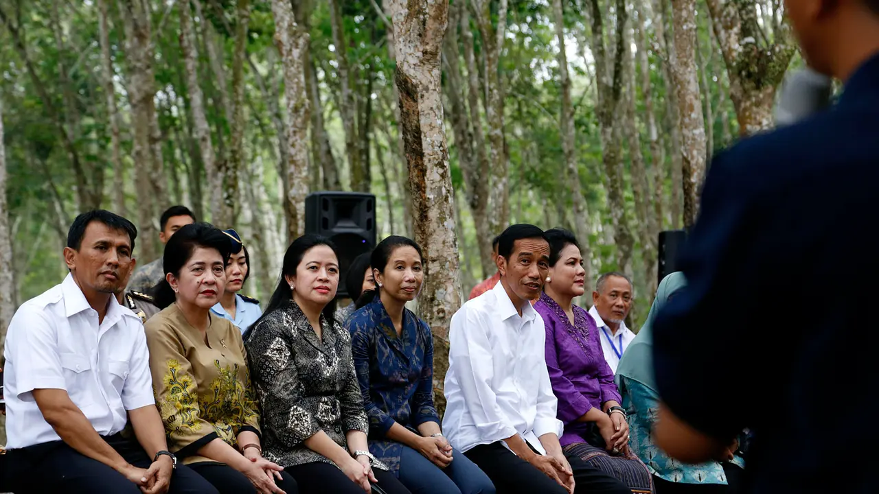 Jokowi Bagikan Kartu Indonesia Sehat di Deli Serdang