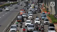 Kepadatan arus lalu lintas jalan Jenderal Gatot Subroto, Jakarta, Jumat (6/8/2021). Dirlantas Polda Metro Jaya mencatat, pada pelaksanaan PPKM level 4 minggu kedua terdapat kenaikan mobilitas warga Jakarta sebesar 26 persen dibanding saat PPKM Darurat dan PPKM Mikro. (Liputan6.com/Helmi Fithriansyah