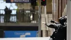 Aparat kepolisian Australia mengepung situasi kafe Lindt di Sydney, Australia (15/12/2014). Puluhan sandera terperangkap di dalam kafe Lindt di Sydney, Australia. (REUTERS/Jason Reed)