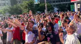 Suporter Timnas Inggris merayakan kemenangan 4-2 atas Kroasia pada laga Grup L Piala Dunia 2026 di FIFA Fan Festival Boston, City Hall Plaza, Boston, AS, Rabu (17/6/2026). Chant "It's Coming Home" menggema usai laga berakhir. Foto: Hery Kurniawan/KLY Sports. (KLY Sports/Hery Kurniawan/Adv/Kurniawan)