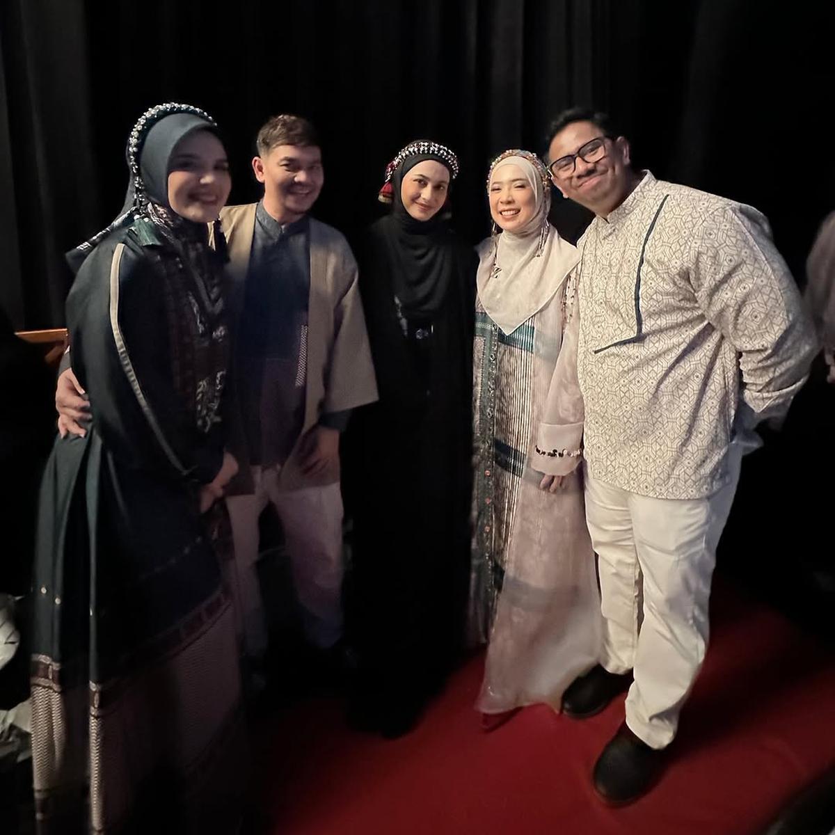 Momen Kocak Fitrop Malah Ngereog di Catwalk Usai Tangan Dicium Suami