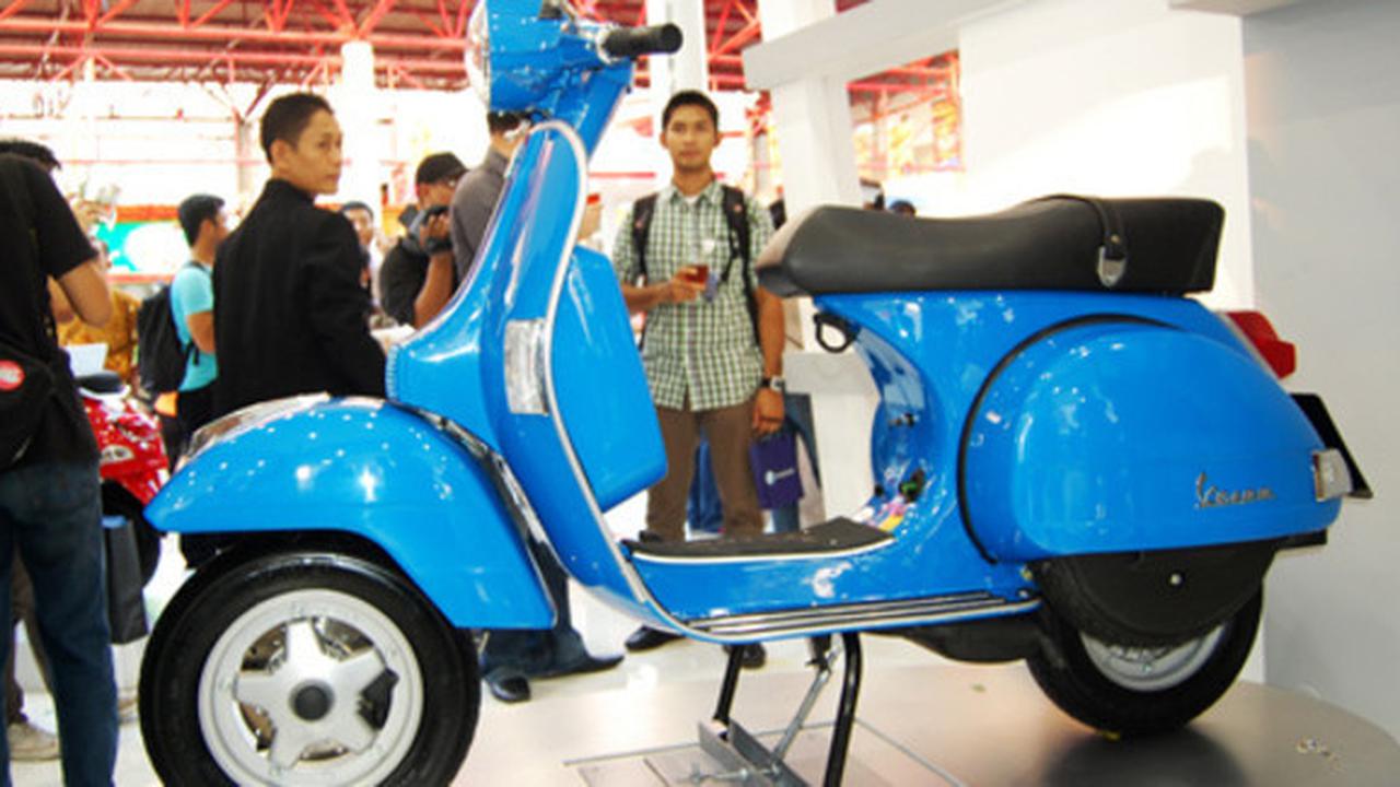 Vespa PX 150 (By Nazar Ray)