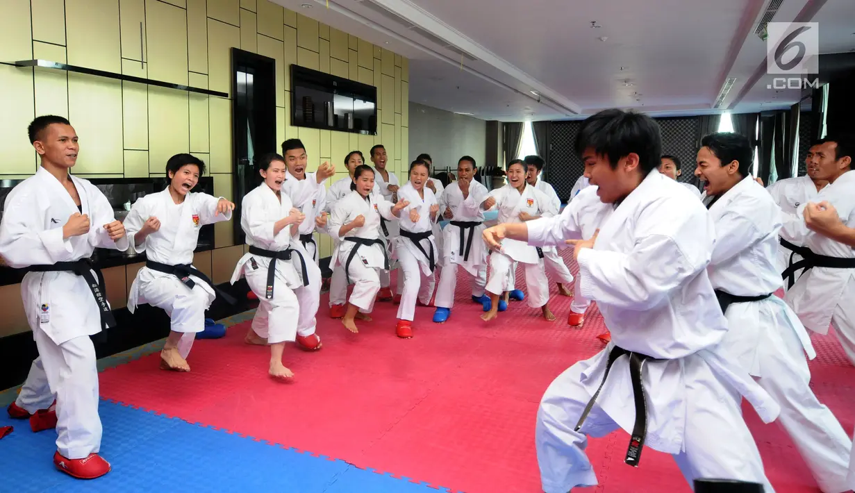 Sejumlah karateka Pelatnas Indonesia saat berlatih di Kawasan Permata Hijau, Jakarta, Jumat (9/6). Latihan ini bagian persiapan berlaga di ajang Sea Games 2017 Malaysia dan Asian Games 2018. (Liputan6.com/Helmi Fithriansyah)