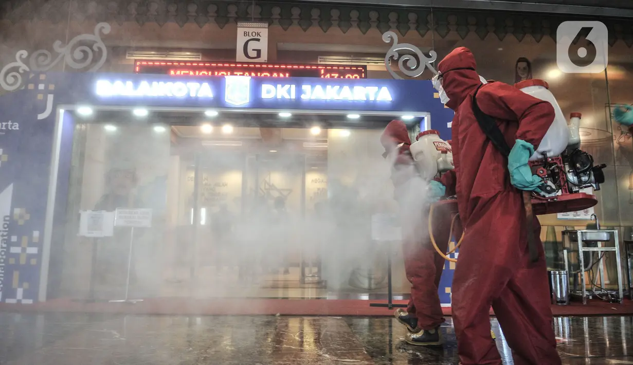 Petugas dari Sudin Gulkarmat Jakarta Pusat menyemprotkan disinfektan di Gedung G Balai Kota, Jakarta, Selasa (1/12/2020). Penyemprotan disinfektan tersebut dilakukan usai Gubernur DKI Jakarta Anies Baswedan dan Wakil Gubernur Ahmad Riza Patria positif Covid-19. (merdeka.com/Iqbal S. Nugroho)