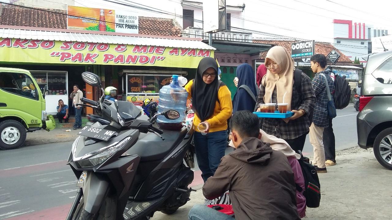 Mahasiswa UMP Purwokerto jualan es teh untuk menggalang dana gempa Lombok. (Foto: Liputan6.com/Humas UMP Purwokerto/Muhamad Ridlo)