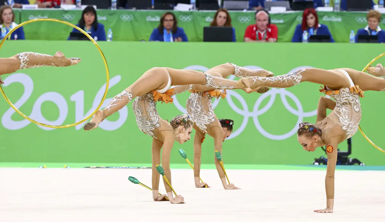 Aksi Tim senam Ritmik asal Rusia menggunakan alat Clubs dan Hoops pada final Olimpiade Rio 2016  di Olympic Arena, Rio de Janeiro, Brasil. (REUTERS/David Gray)
