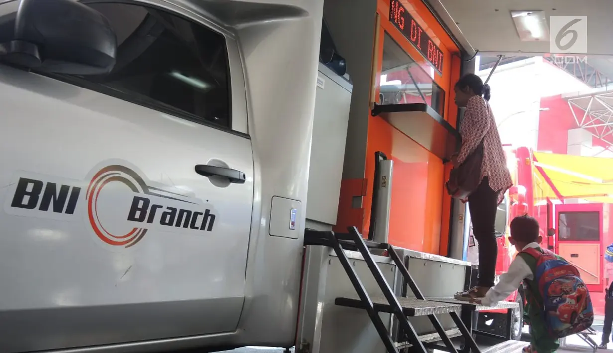 Warga menukarkan uang pecahan baru di loket mobil kas keliling di GOR Tri Lomba Juang, Kota Semarang,  Senin (20/5/2019). Pelaksanaan layanan penukaran guna memenuhi kebutuhan uang pecahan untuk lebaran ini berlangsung secara bergantian mulai 20-23 Mei 2019. (Liputan6.com/Gholib