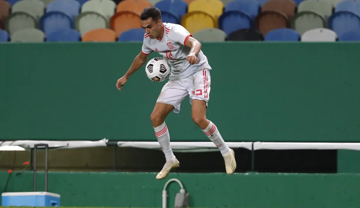 Gelandang Spanyol, Reguilon mengontrol bola saat bertanding melawan Portugal pada pertandingan persahabatan di stadion Jose Alvalade di Lisbon, Rabu (7/10/2020). Spanyol bermain imbang 0-0 atas Portugal. (AP Photo/Armando Franca)