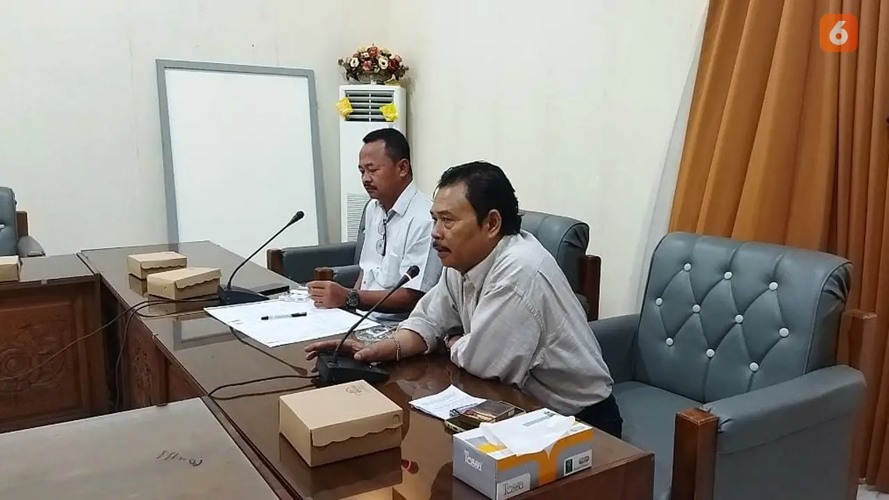 Wakil Ketua DPRD Banyuwangi Ruliyono memimpin  rapat dengar pendapat terkait hilangnya data ribuan warga penerima bansos Desa Jambewangi Banyuwangi. (Hermawan Arifianto/Liputan6.com)