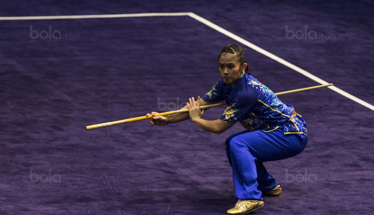 Atlet wushu Indonesia, Felda Elvira Santoso, tampil pada SEA Games nomor gunshu putri di KLCC, Kuala Lumpur, Minggu (20/8/2017). Felda berhasil meraih medali perunggu dengan meraih nilai 9,62. (Bola.com/Vitalis Yogi Trisna) 