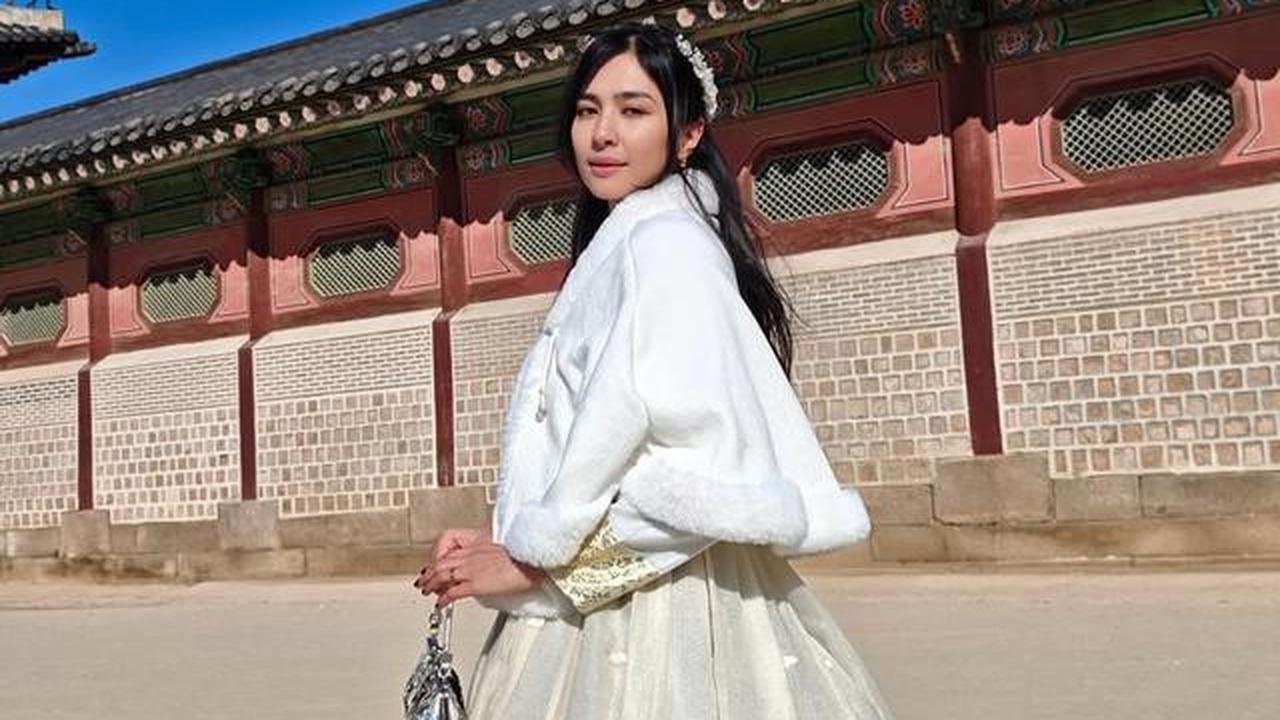 5 Potret Mikha Tambayong dan Deva Mahenra Pakai Hanbok saat Liburan ke Korea Selatan, Tampil Serasi