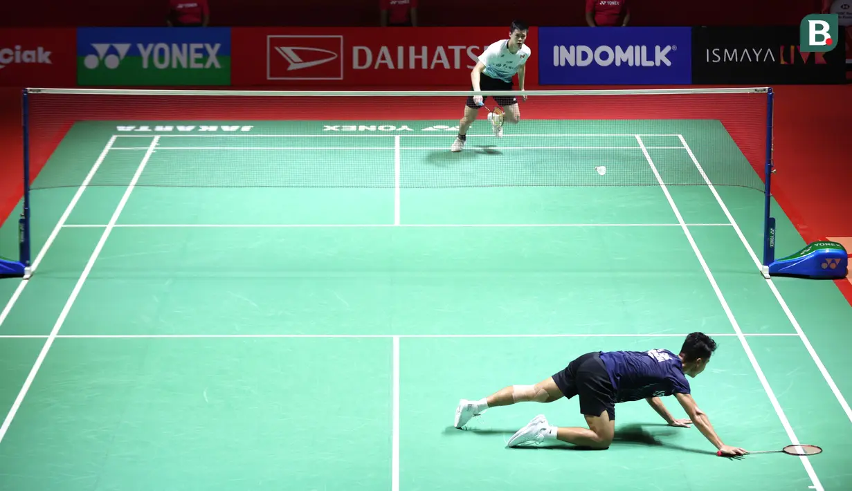 Tunggal putra Indonesia, Anthony Sinisuka Ginting, saat melawan Wakil Kanada, Bryan Yang, pada laga semifinal Indonesia Masters 2024 di Istora Senayan, Sabtu (27/1/2024). Ginting kalah dengan skor 21-13, 17-21, 19-21. (Bola.com/Pradipta Rama)