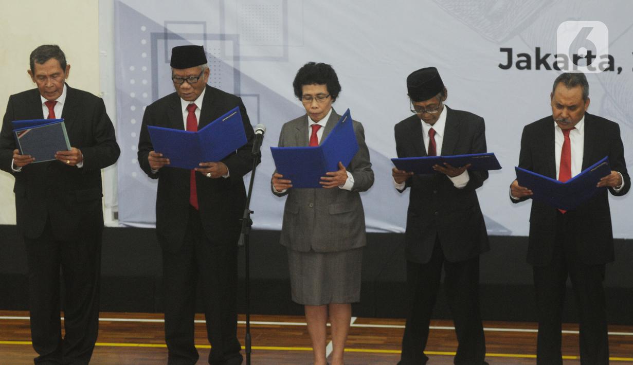 Lima anggota Dewan Pengawas KPK mengucapkan sumpah jabatan saat pisah sambut usai pelantikan di Gedung KPK, Jakarta, Jumat (20/12/2019). Acara ini dihadiri pimpindan dan Dewan Pengawas KPK. (merdeka.com/Dwi Narwoko)