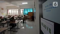 Suasana uji coba pembelajaran tatap muka di SDN Malaka Jaya 07 Jakarta, Rabu (9/6/2021). Sebanyak 226 sekolah yang telah mengikuti proses asesmen dan evaluasi sejak 24 Mei - 4 Juni 2021 melaksanakan uji coba pembelajaran tatap muka. (merdeka.com/Imam Buhori)