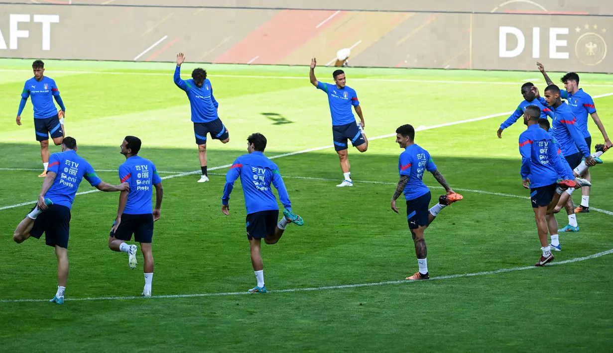 Para pemain Italia menghadiri sesi latihan tim nasional di Moenchengladbach, Jerman barat, Senin (13/6/2022). Jerman dan Italia akan kembali duel pada matchday 4 Grup 3 UEFA Nations League A 2022/2023 di Borussia-Park, Rabu 15 Juni 2022 dini hari WIB. (Ina FASSBENDER / AFP)