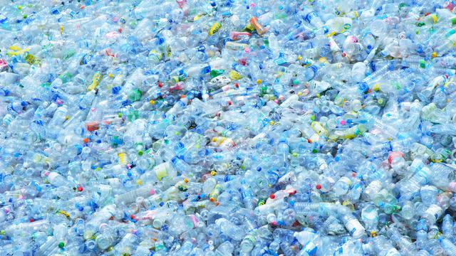 Ilustrasi sampah botol plastik