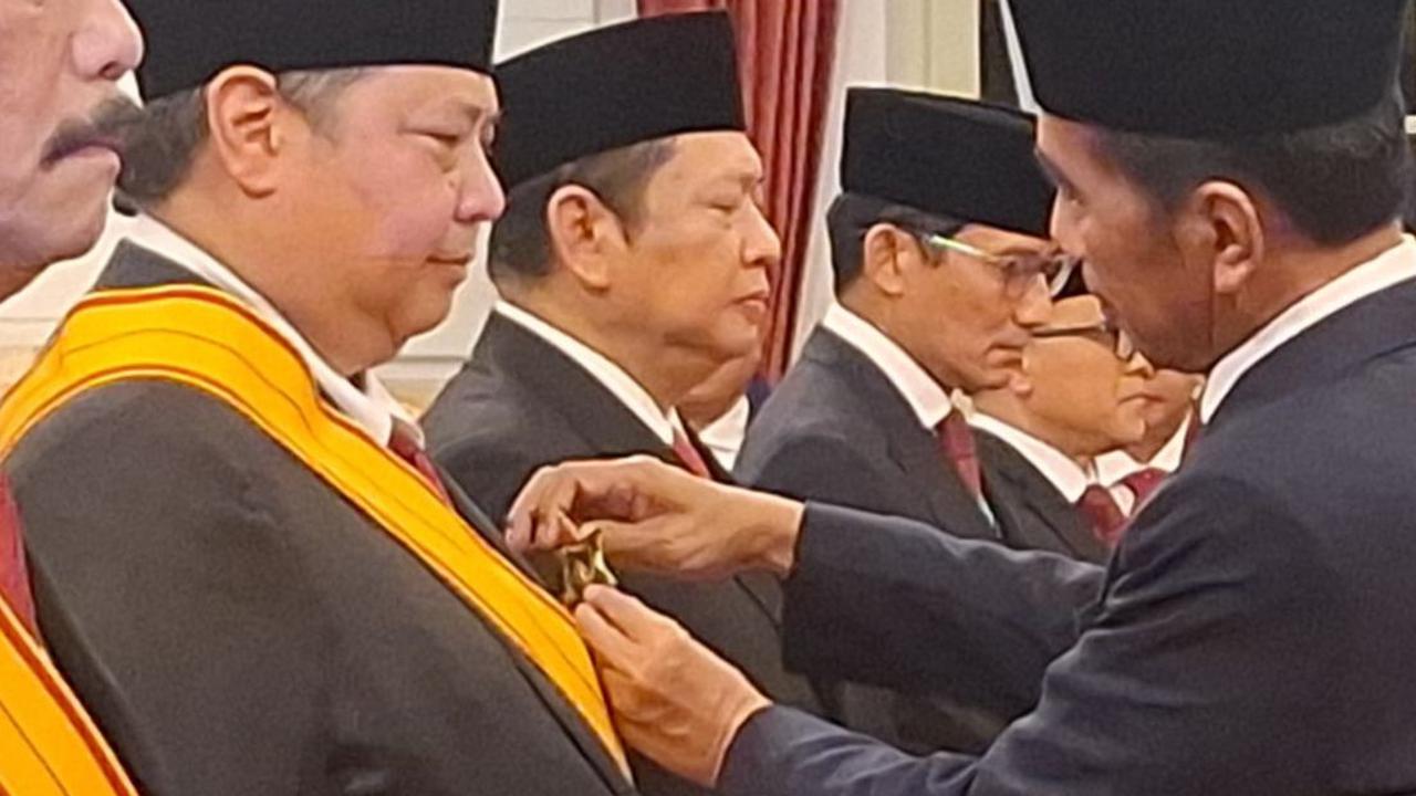 Momen Jokowi menyematkan tanda kehormatan kepada Airlangga Hartarto di Istana Negara, Jakarta, Rabu (14/8/2024).&nbsp;Foto: Liputan6.com/Lizsa Egaham
